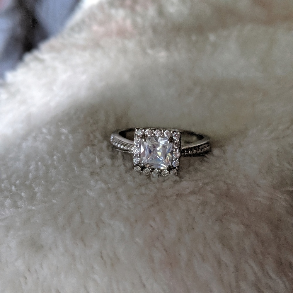 🎉2/$20 Gorgeous princess cut engagement ring